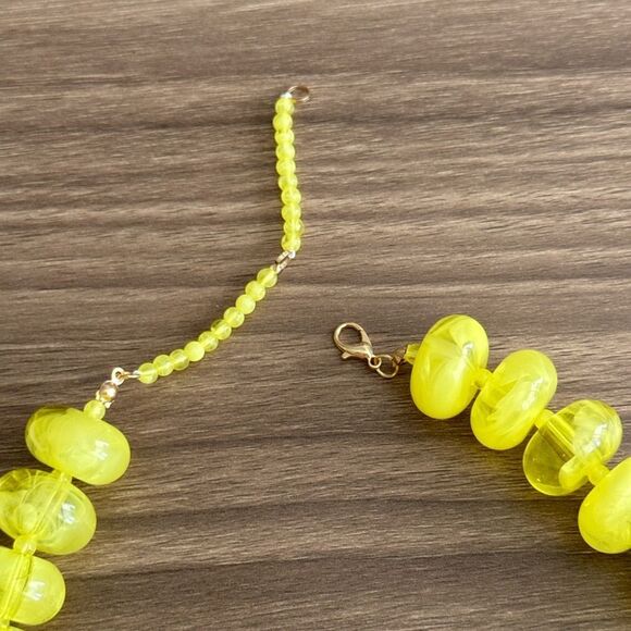 Vibrant Yellow Beaded Necklace Q275 - Picture 5 of 6